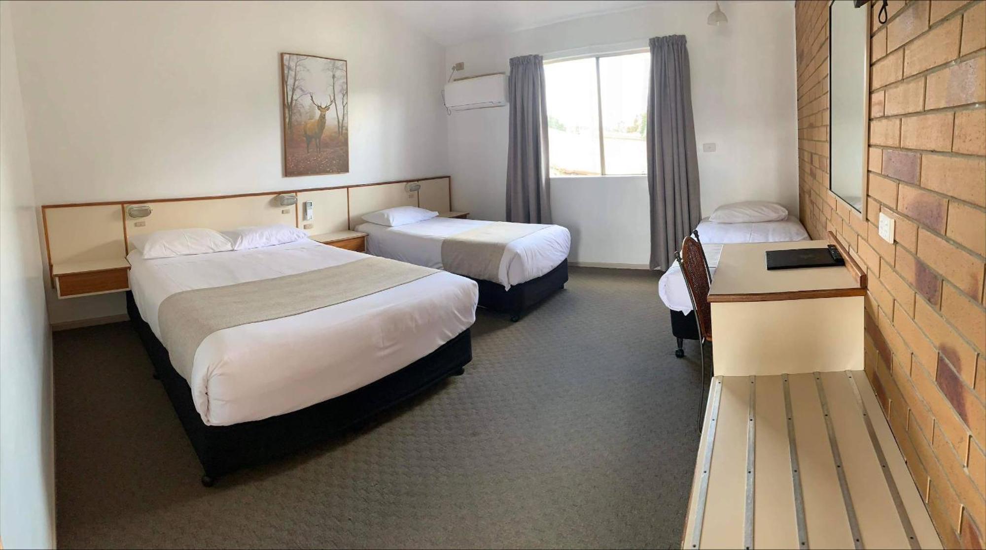 Wild Scotsman Motor Inn Gin Gin Qld ภายนอก รูปภาพ
