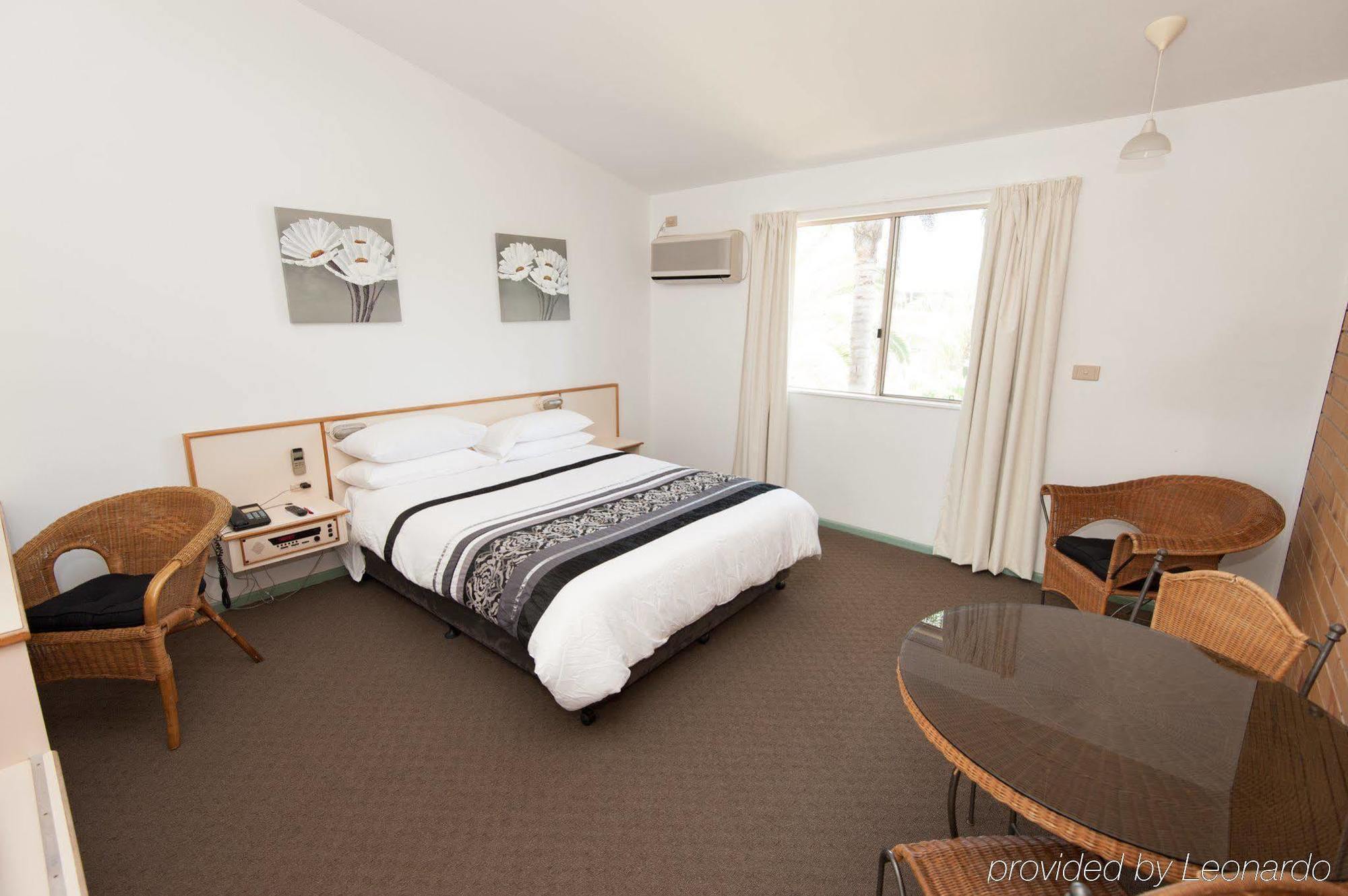 Wild Scotsman Motor Inn Gin Gin Qld ภายนอก รูปภาพ